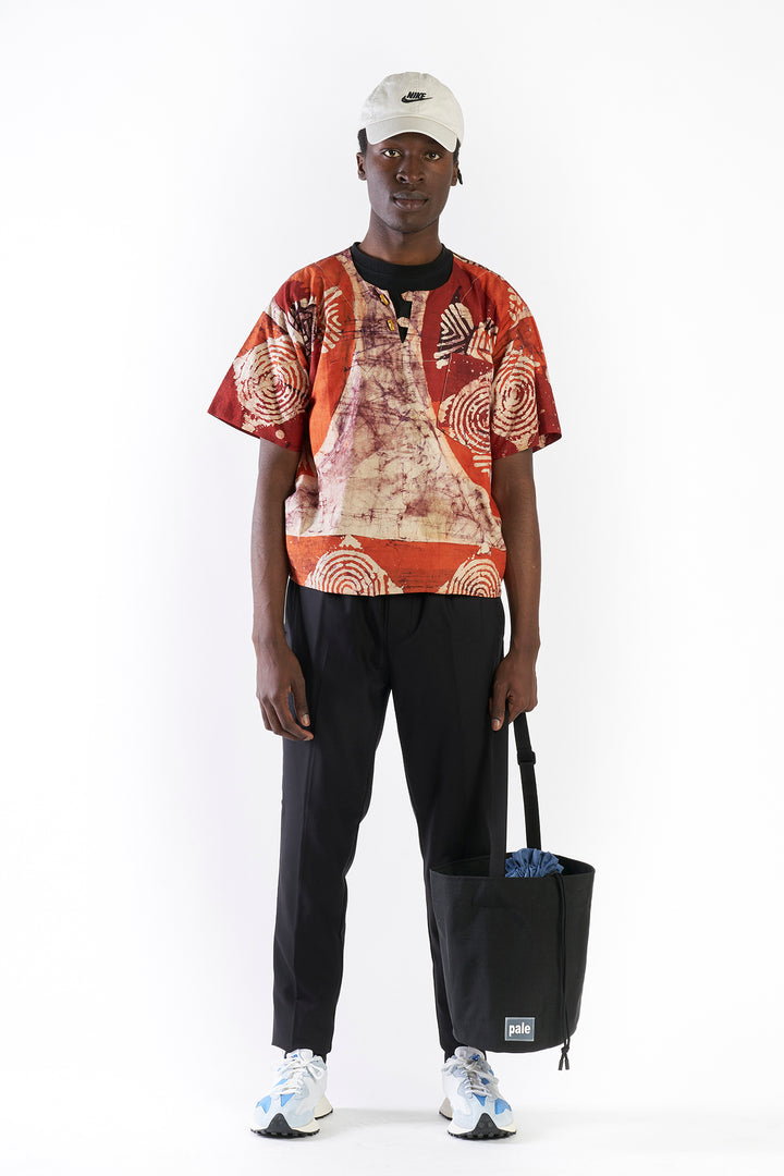 Pot - black, blue top, clean, simple, day bag, self standing bag, crossbody bag, unisex bags, weatherproof fabrics, vegan, men bag
